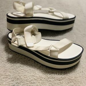 STEVE MADDEN Platform flip flops of platform size 10